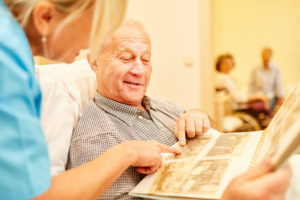Alzheimer Patient schaut Fotos an